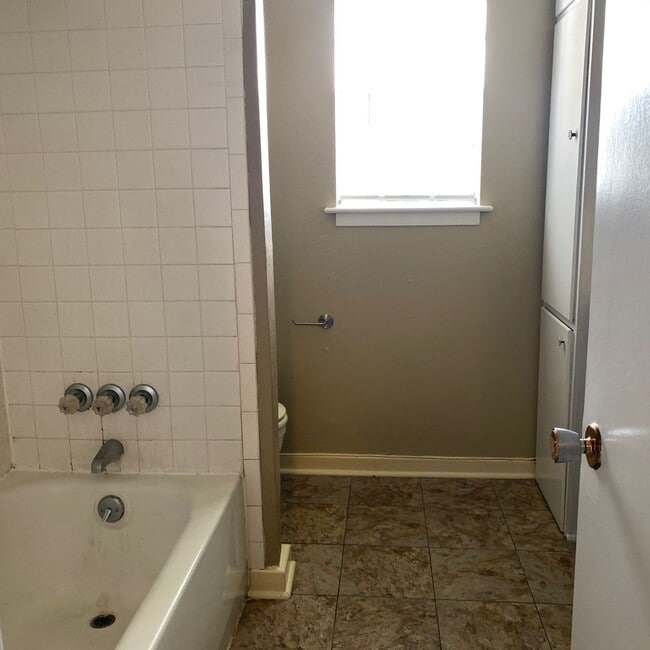 Building Photo - Colonial Terrace - Very spacious One bedro...