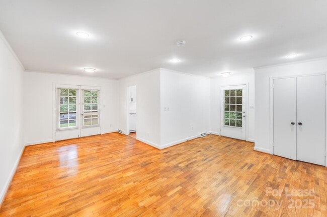 Building Photo - 405 W Harvie Ave