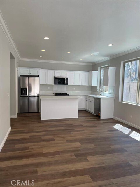 Building Photo - 33 Sable