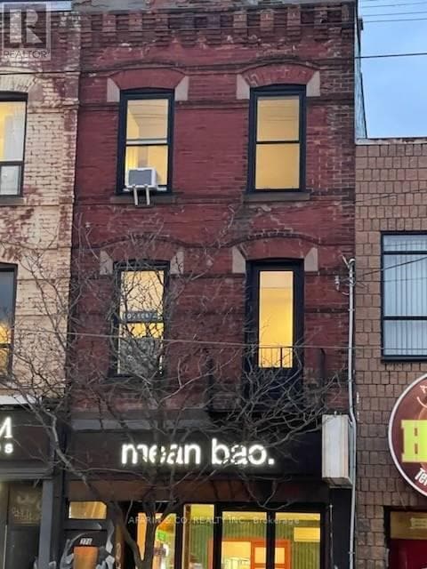 Building Photo - 376 College St