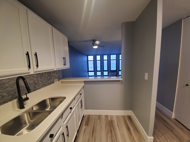 Building Photo - 6700 S South Shore Dr