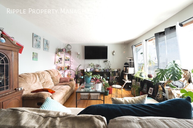 Building Photo - SPACIOUS 3 BEDS, 1 BATH Upper Suite | Double Detached Garage & Private Fenced Yard