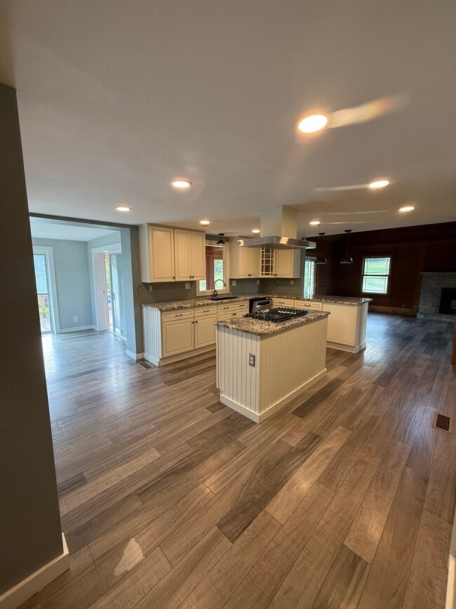 Building Photo - 40 W Quasset Rd