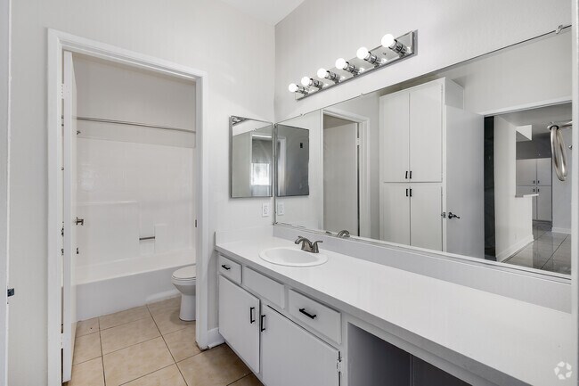 2 habitaciones, 2 baños - 1100 pies cuadrados - Baño principal - Citronia Luxe Towers Apartments