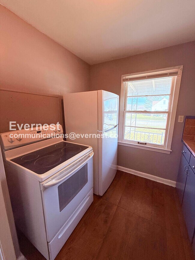 Foto del edificio - 3 Bed/1 Bath Home with Detached Garage / Vouchers Accepted / Available Now!