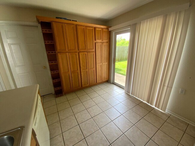 Foto del edificio - 3401-3403 Squirrel Dr