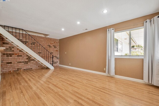 Building Photo - 2141 Swan Ct