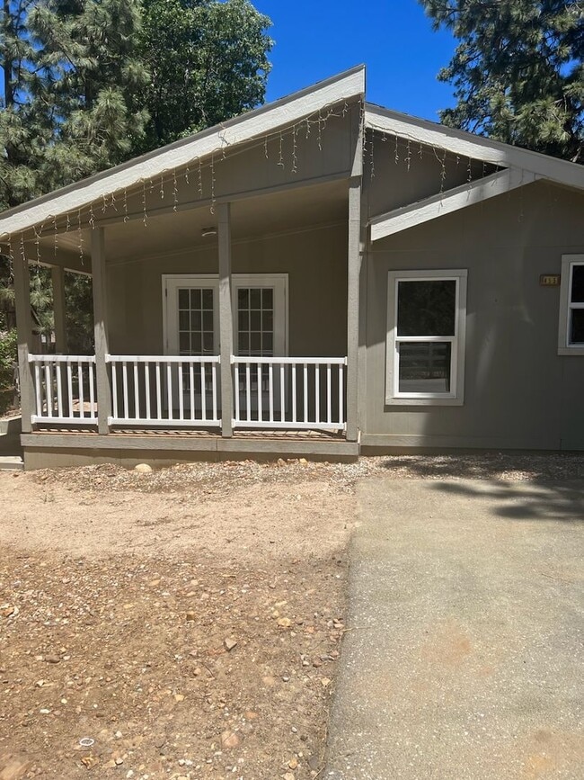 Building Photo - 455 Kern Ave