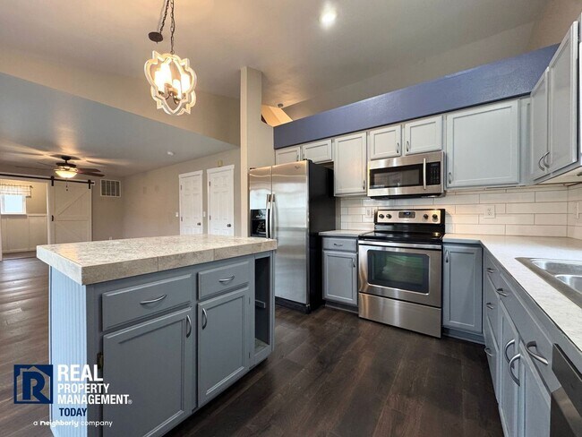 Foto del edificio - Great 3 Bedroom with 2 Car Garage!