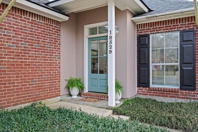 Foto del edificio - 18529 Lake Camellia Ave