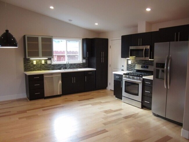 Building Photo - 4 bedroom 2 bath house in Holbrook Heights- Concord