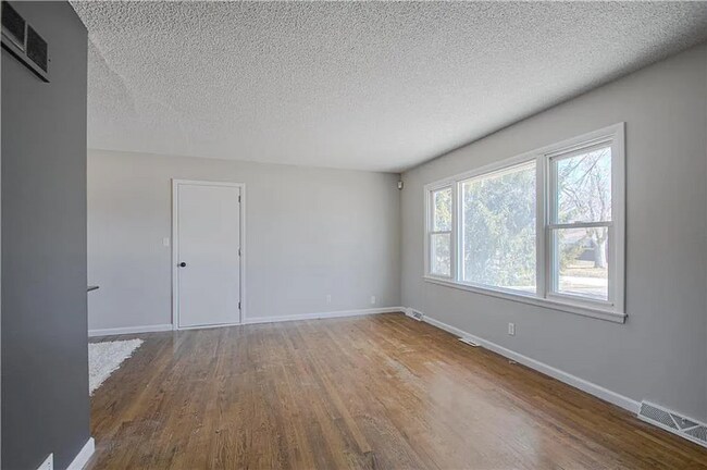 Building Photo - COMING SOON! 3 Bedrooms 2 Bathrooms $1,550