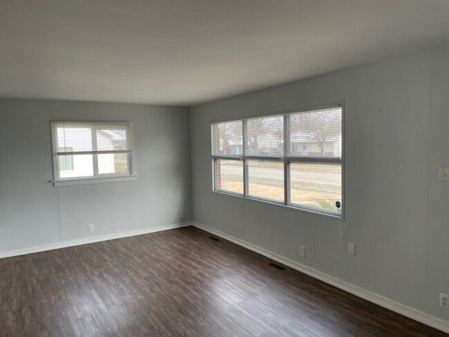 Bright living room - 480 Carol Dr