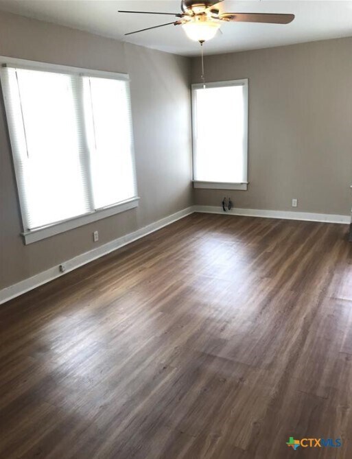 Foto del edificio - 305 E Sabine St