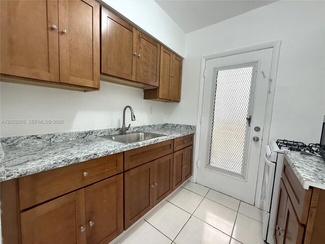 Foto del edificio - 6885 Byron Ave