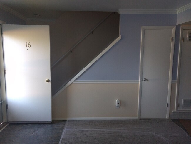 Foto del edificio - Updated 2 Bed 1 Bath Townhouse close to downtown Louisville