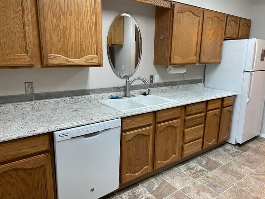 Foto principal - 2 bedroom 2 bath PLUS LOFT with single car...