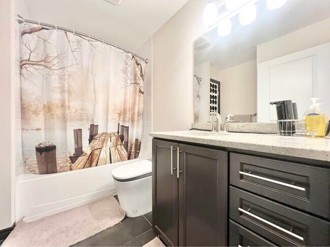 Photo du bâtiment - Modern 2-Bed, 2-Bath Fully Furnished Condo...