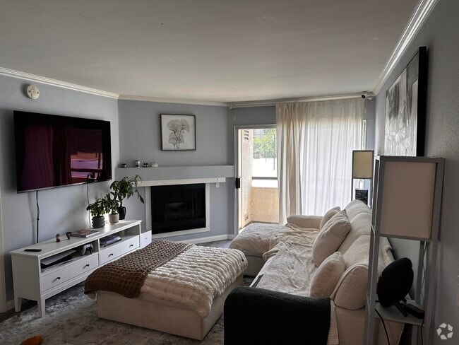 Building Photo - 5565 Canoga Ave