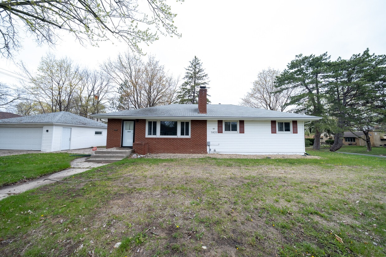 Primary Photo - 5425 Quebec Ave N