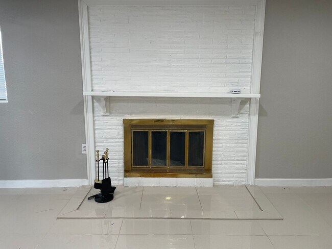 Building Photo - Move in ready 3 bed with Columbia River views!