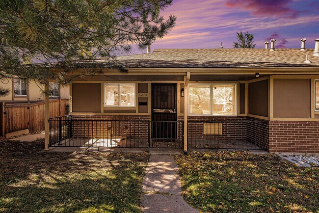 Building Photo - Updated 2 Bed 1 Bath Townhome in Clayton Neighborhood