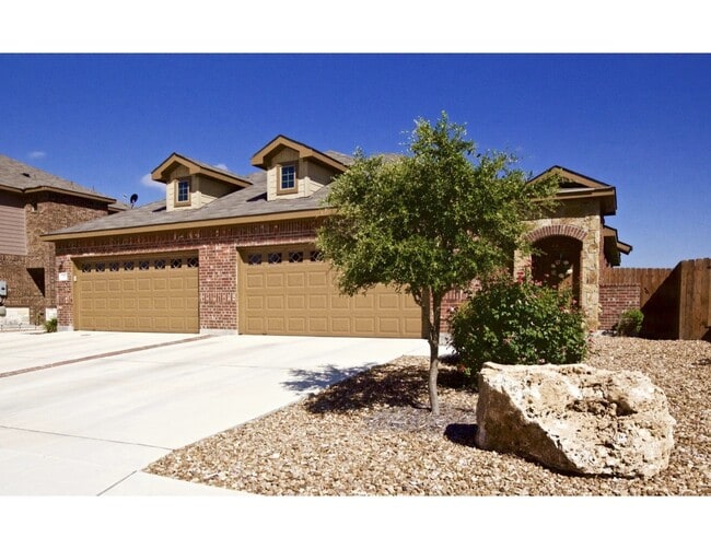 Foto del edificio - LUXURY TOWNHOME LOCATED IN BASTROP, TEXAS!
