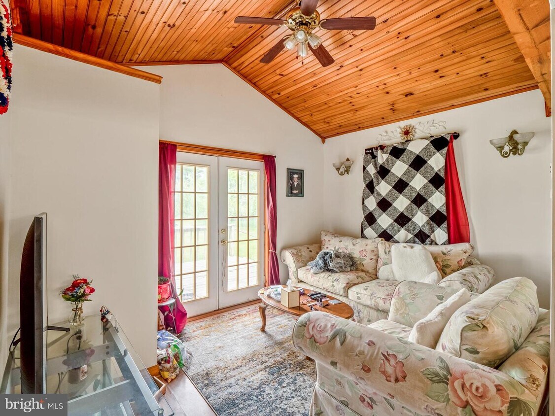 1092 Grade Rd, Falling Waters, WV 25419 House Rental in Falling