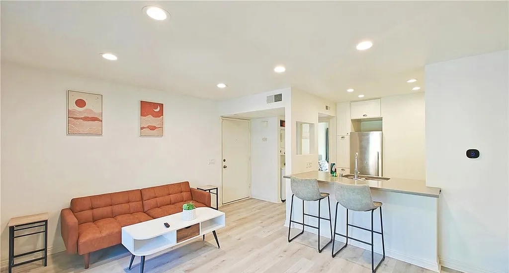 Primary Photo - Discover this stunning 1-bedroom, 1-bath e...