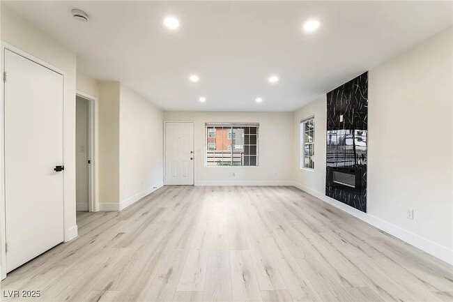 Foto del edificio - 9070 Spring Mountain Rd