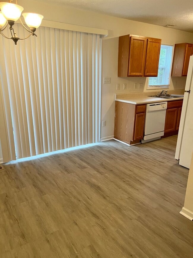 Building Photo - King George 3 Bedroom End Unit