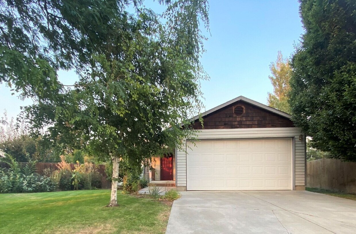 Foto principal - 3 Bed on Cul-de-sac with Great Backyard an...