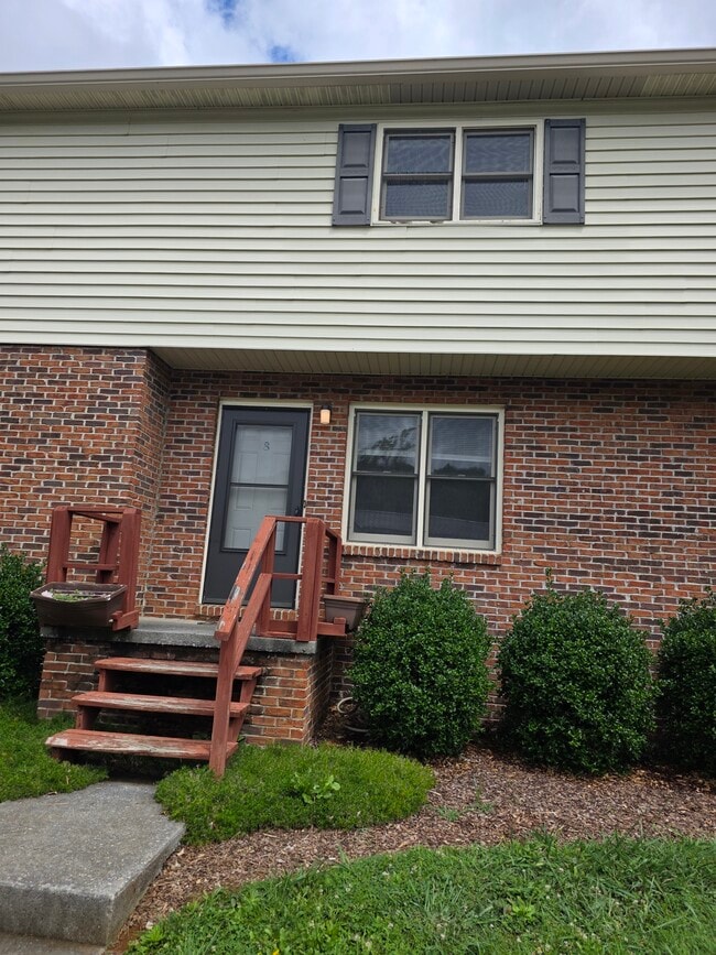 Building Photo - 1800 Seminole Dr