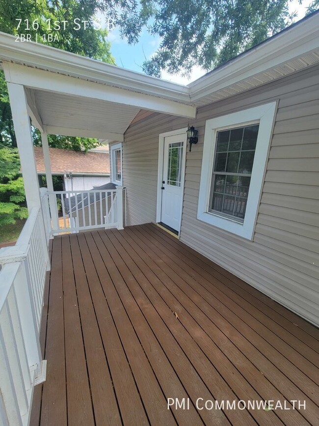 Building Photo - 2 Bed / 1 Bath Duplex (Upper Unit - Availa...