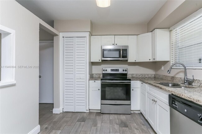 Foto del edificio - 421 SW 64th Way