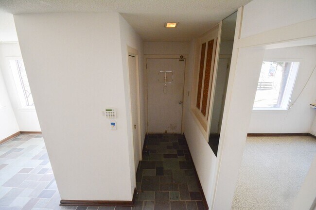 Building Photo - Character-Filled 3 Bedroom on Historic Pill Hill Available NOW!