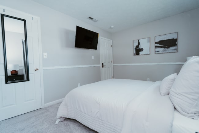 Building Photo - 5860 Newhall Dr