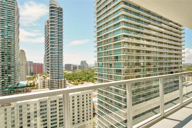 Building Photo - 1111 SW 1st Ave