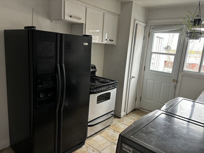 Building Photo - 5221 Rue Bélanger