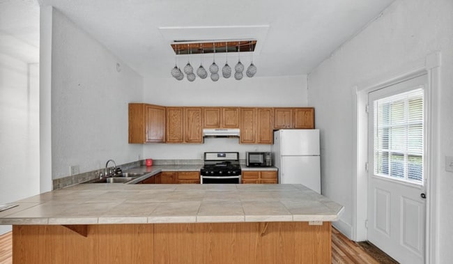 Building Photo - Charming half duplex in Sloane's Lake