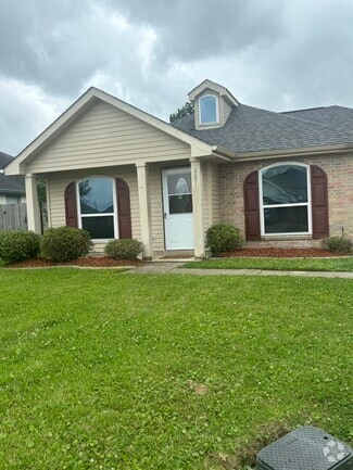 Building Photo - 2201 Greenwood Dr