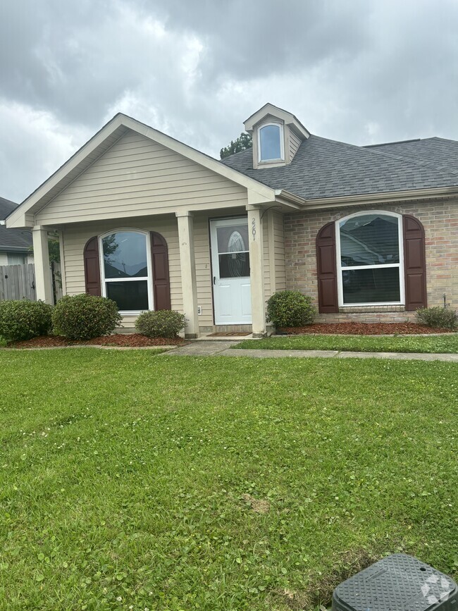 Building Photo - 2201 Greenwood Dr