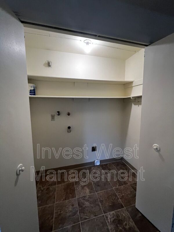 Building Photo - 911 W 29th St
