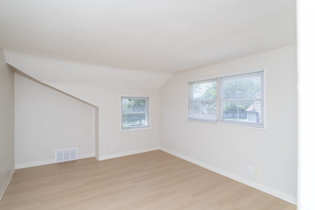 2 habitaciones, 1 baño - 815 pies cuadrados - Dormitorio principal - Amherst Townhomes