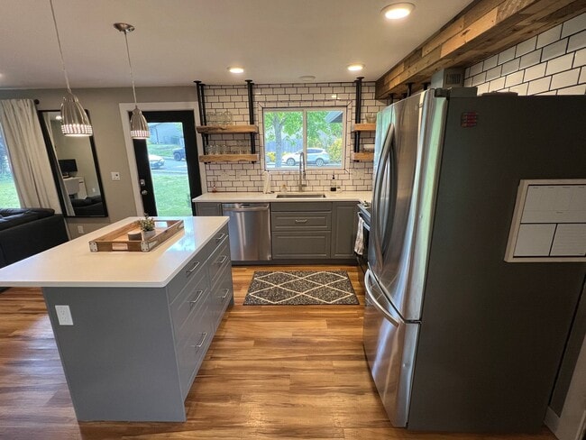 Building Photo - Remodeled 3 Bedroom Troutdale Home