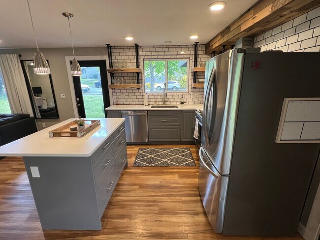 Foto del edificio - Remodeled 3 Bedroom Troutdale Home