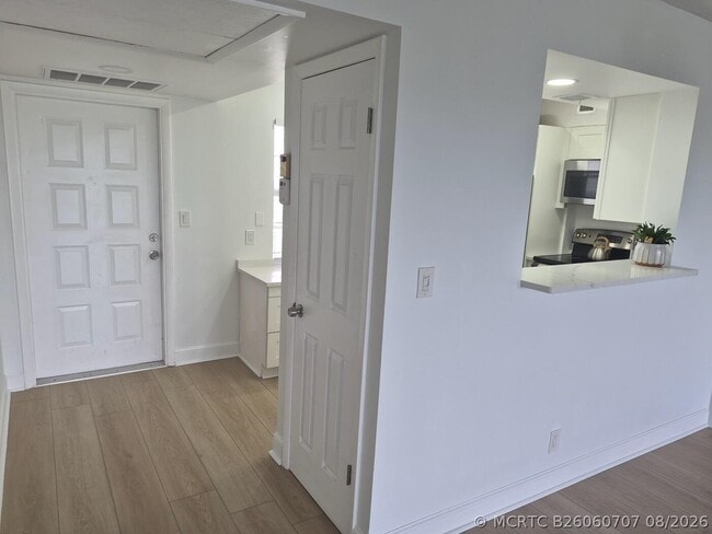 Building Photo - 3050 N Palm Aire Dr
