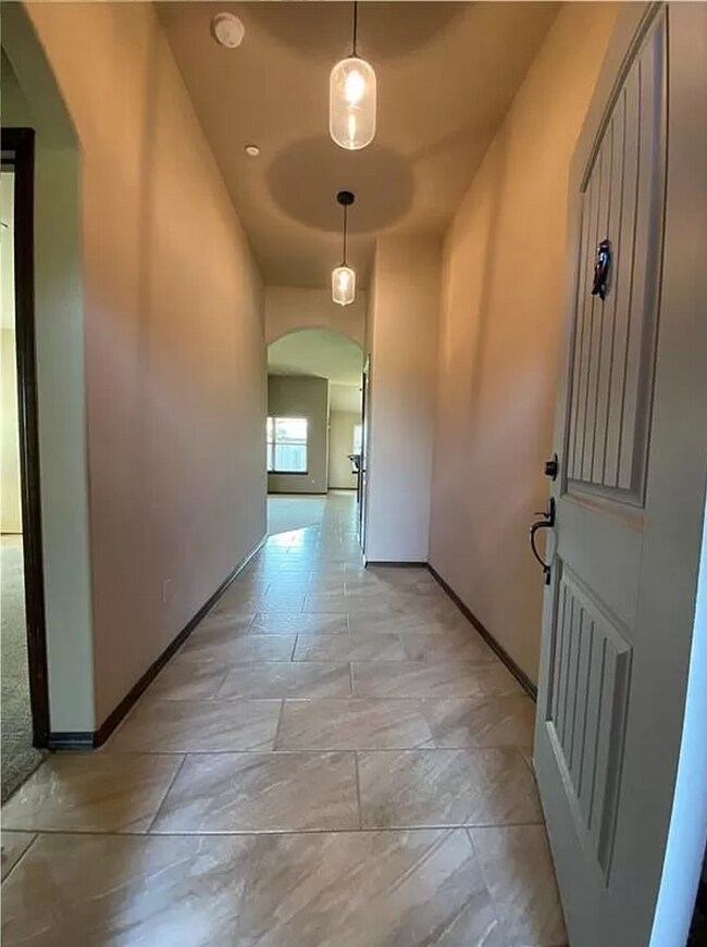 Building Photo - Delightful 3 Bedroom 2 Bathroom Next to a Pond