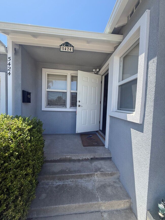 Building Photo - Charming Del Aire Home with A/C, Huge Backyard & Modern Upgrades!