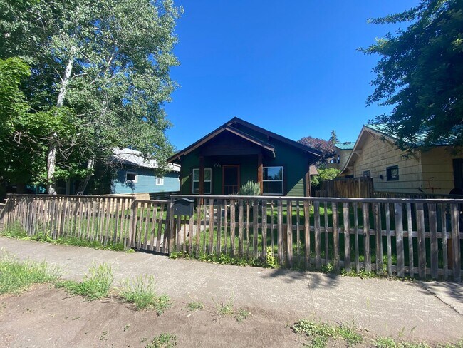 Foto del edificio - Adorable 3 bed/ 1 bath Home Desirably Loca...
